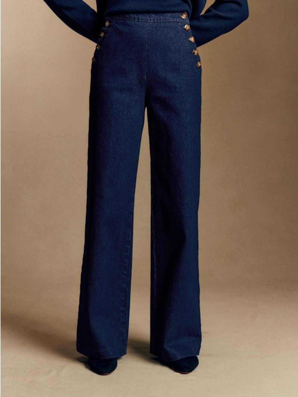 Pantalón Marino -Straight-Leg Jeans with Decorative Buttons